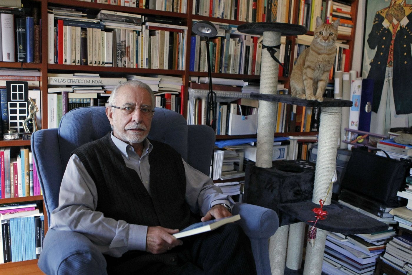 El escritor y académico José María Merino, en su estudio de Madrid