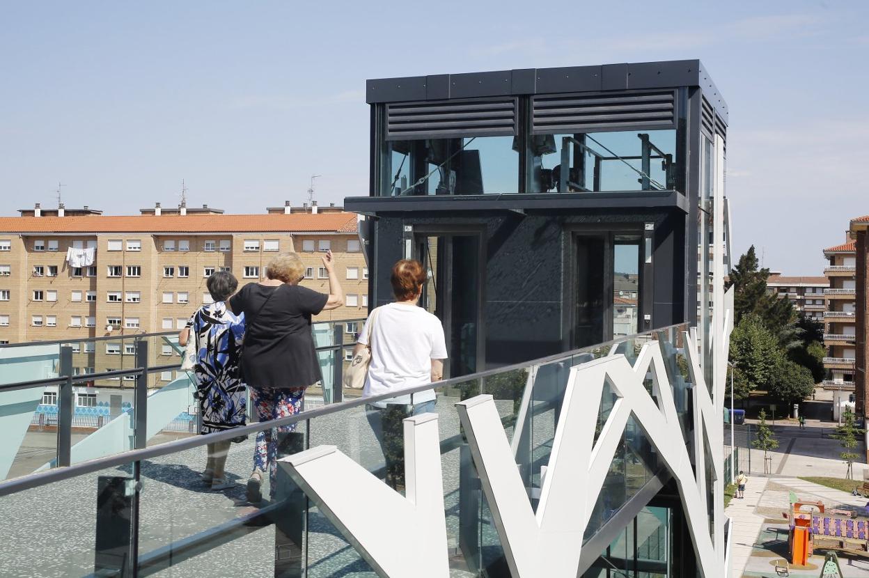 Tres vecinas se disponen a coger el ascensor en la Plaza de las Autonomías. 