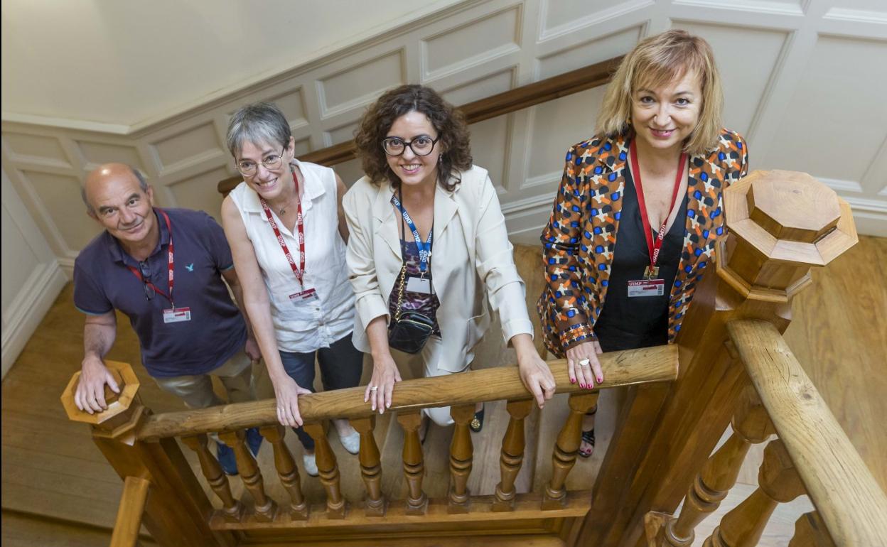 Luis Vega, Margarita Díaz-Andreu García, Matilde Carlón y Laura Lechuga, ayer, en La Magdalena. 