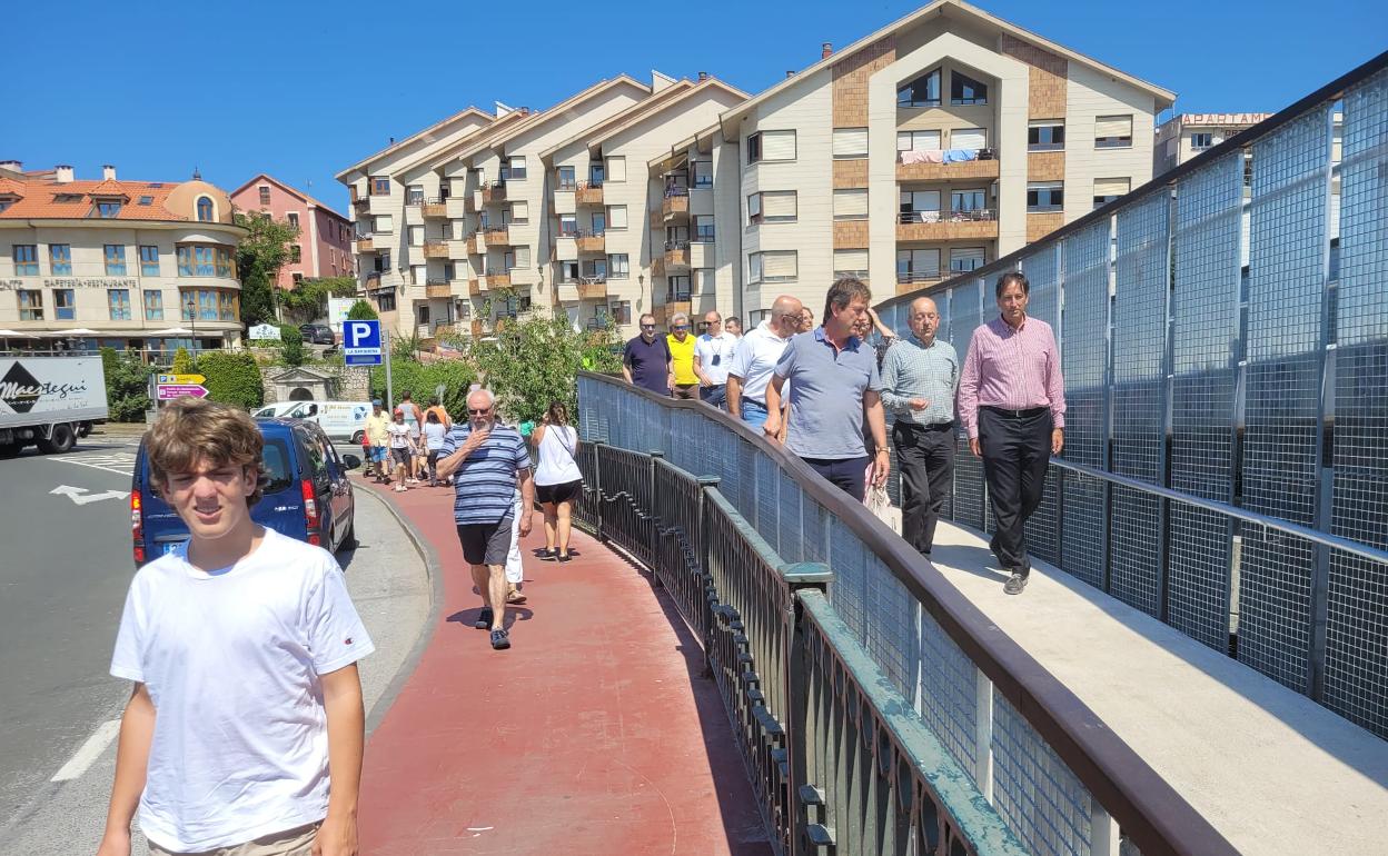 El consejero de Obras Públicas en su visita al puerto de San Vicente