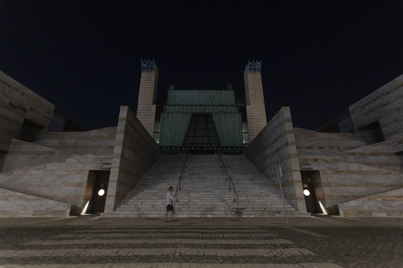 Fotos: Edificios emblemáticos de Santander, tras la entrada en vigor del Plan de Ahorro Energético