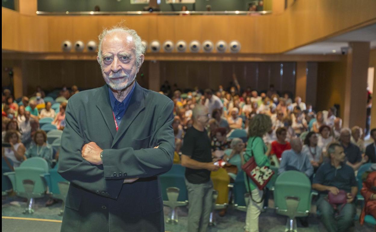 La participación de José María Merino en los Martes Literarios de la UIMP llenó el salón de actos del Paraninfo de La Magdalena