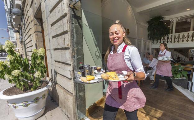 El trajín de los camareros en la terraza del Café Suizo es continuo, y no tienen muy claro de qué servirá instalar puertas automáticas en su fachada de piedra. 