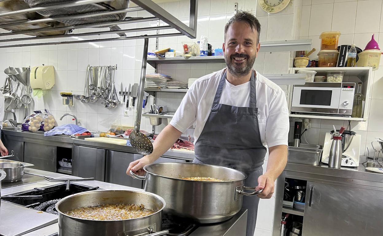 Ignacio Solana, ayer en los fogones de su restaurante ubicado en La Aparecida (Ampuero).