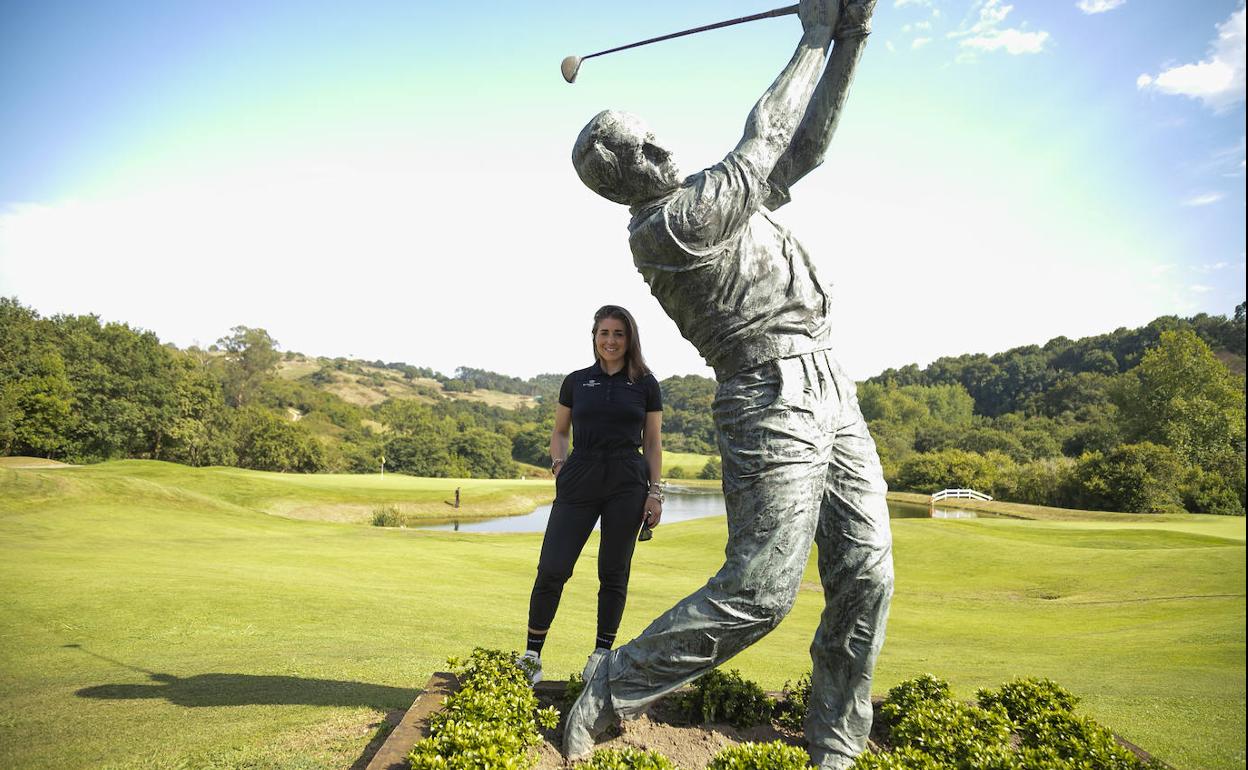 Carmen Ballesteros, junto a la estatua de su padre en el campo de Santa Marina. 