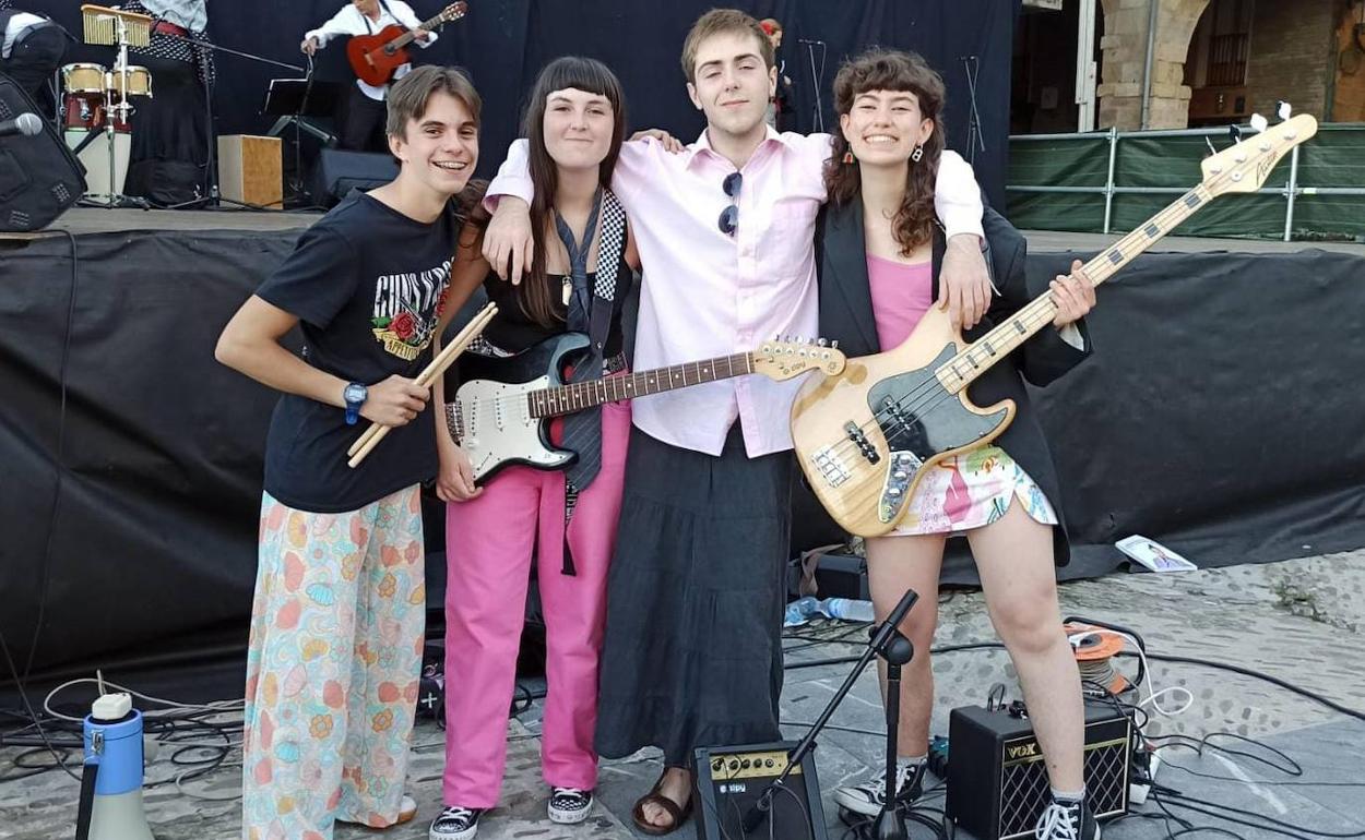 La banda Cucarachasss durante su primer concierto en Castro Urdiales. 