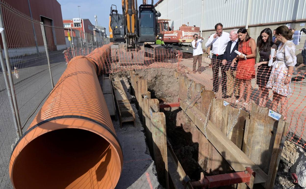 La alcaldesa de Santander, Gema Igual, y el consejero de Obras Públicas, José Luis Gochicoa, han visitado este miércoles las obras. 