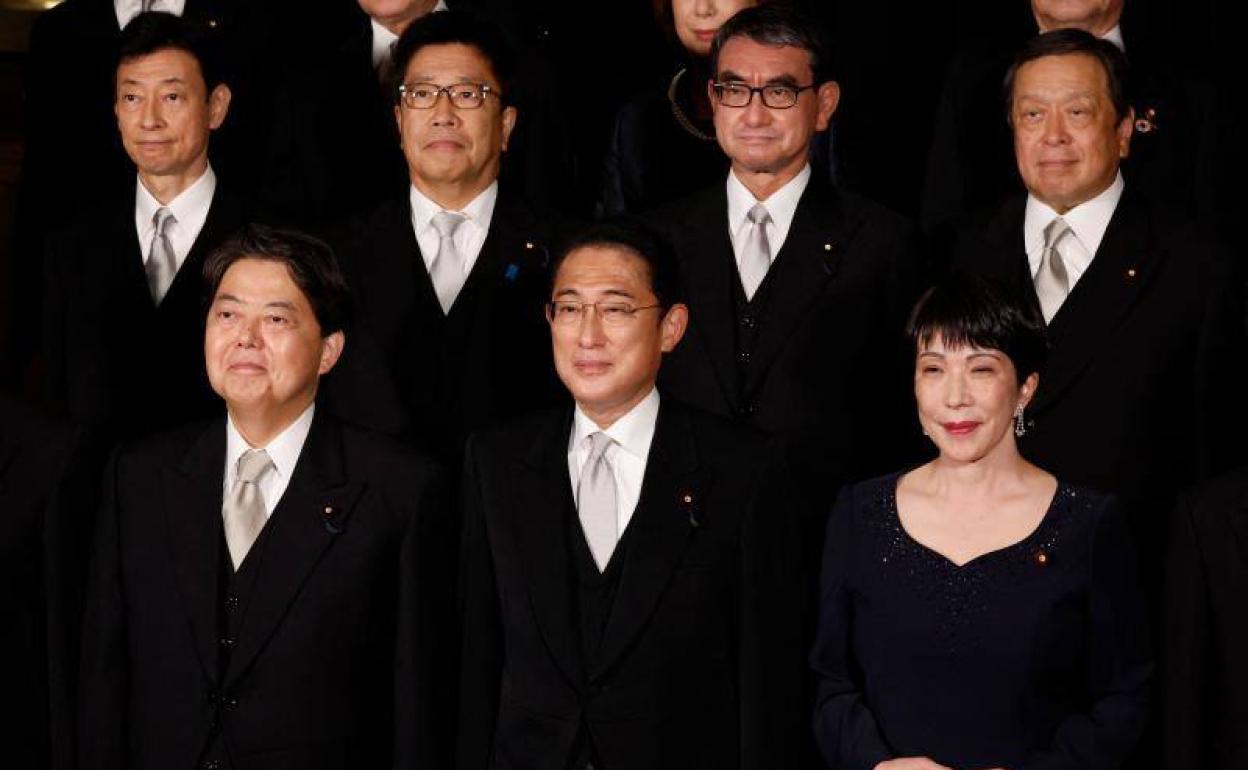 El primer ministro japonés, Fumio Kishida (en primera línea, en el centro), ha presentado este miércoles su nuevo Gabinete en su residencia oficial de Tokio