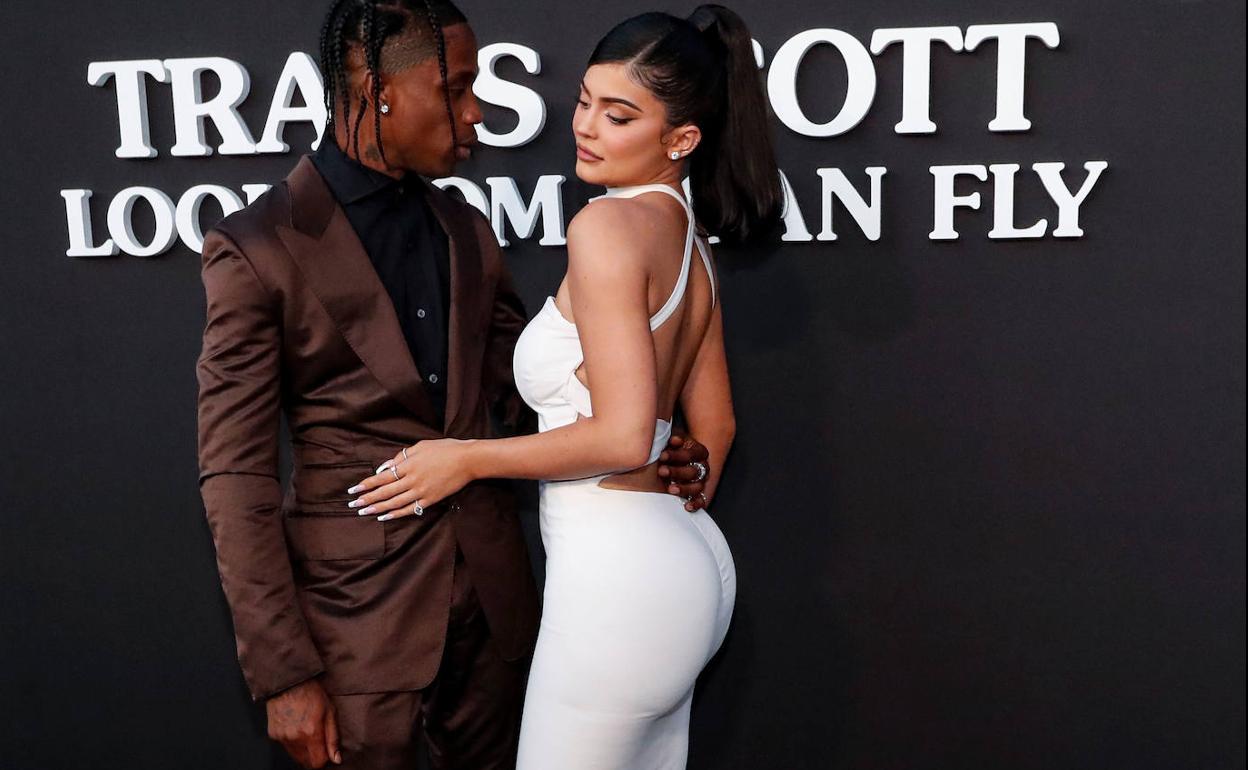 Travis Scott y Kylie Jenner, en una premiere,