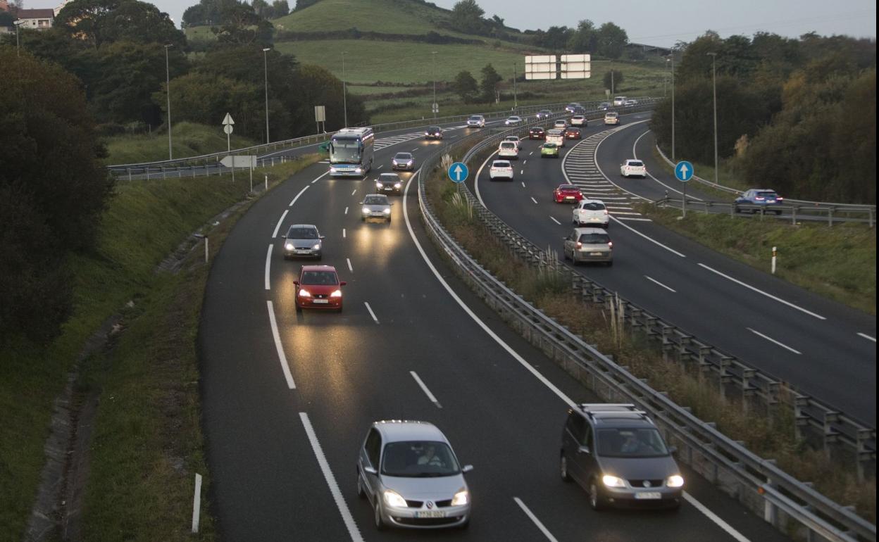 Los vehículos circulan por ambos carriles de la autovía A-67, a su paso por el enlace de Bezana