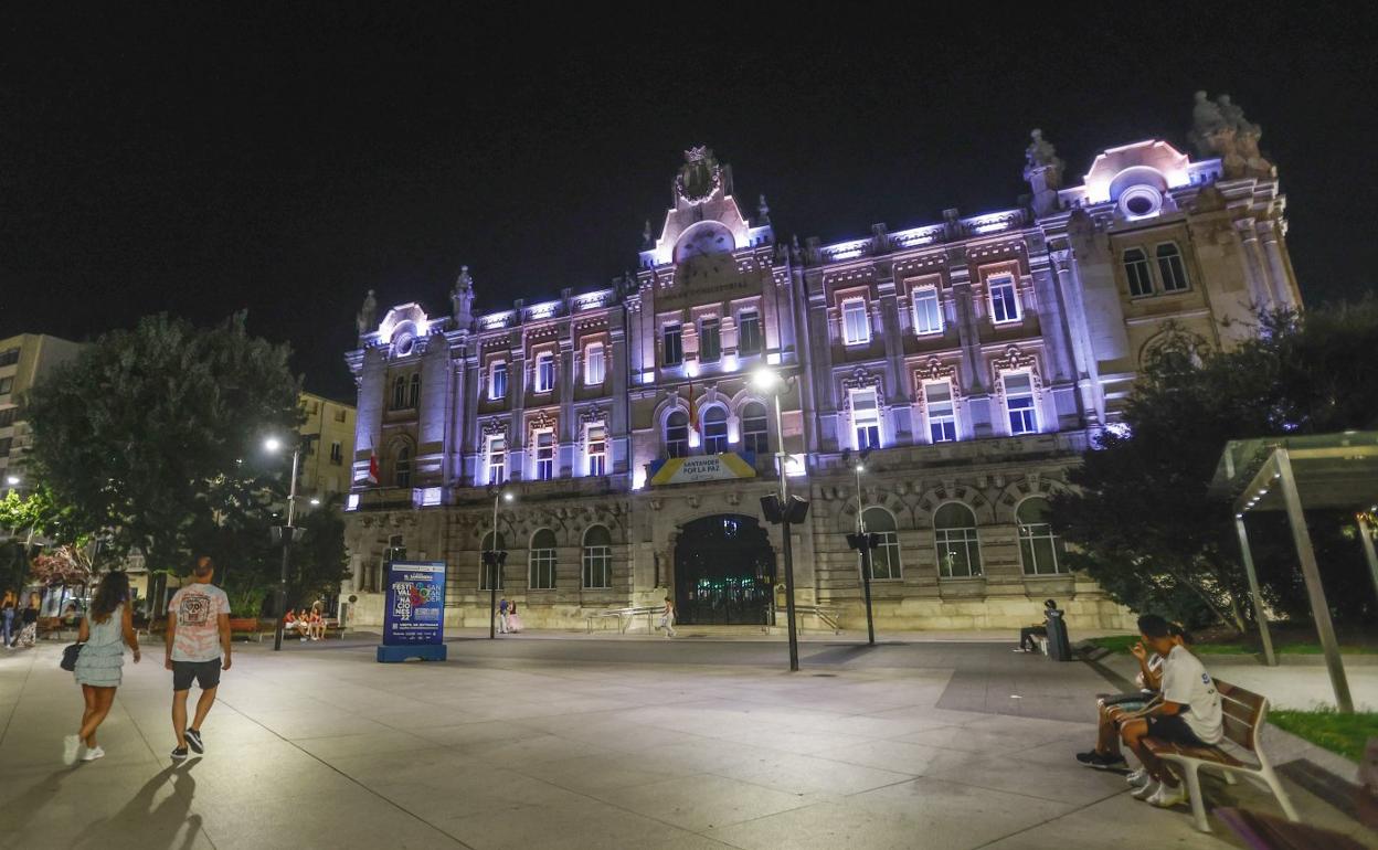 Imagen de anoche del Ayuntamiento de Santander con la fachada iluminada.