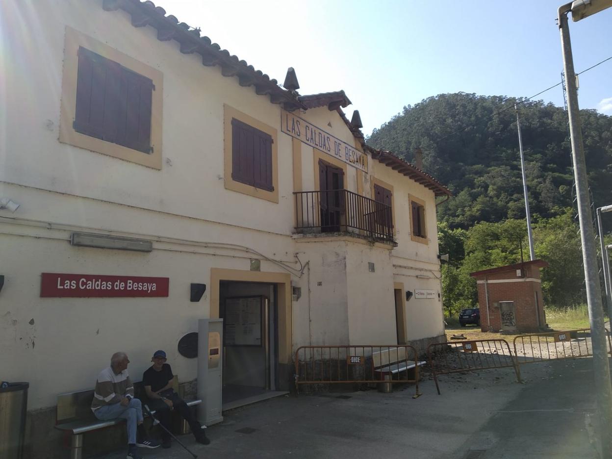 Estación de tren de Las Caldas, donde hay peligro de caída de cascotes. 