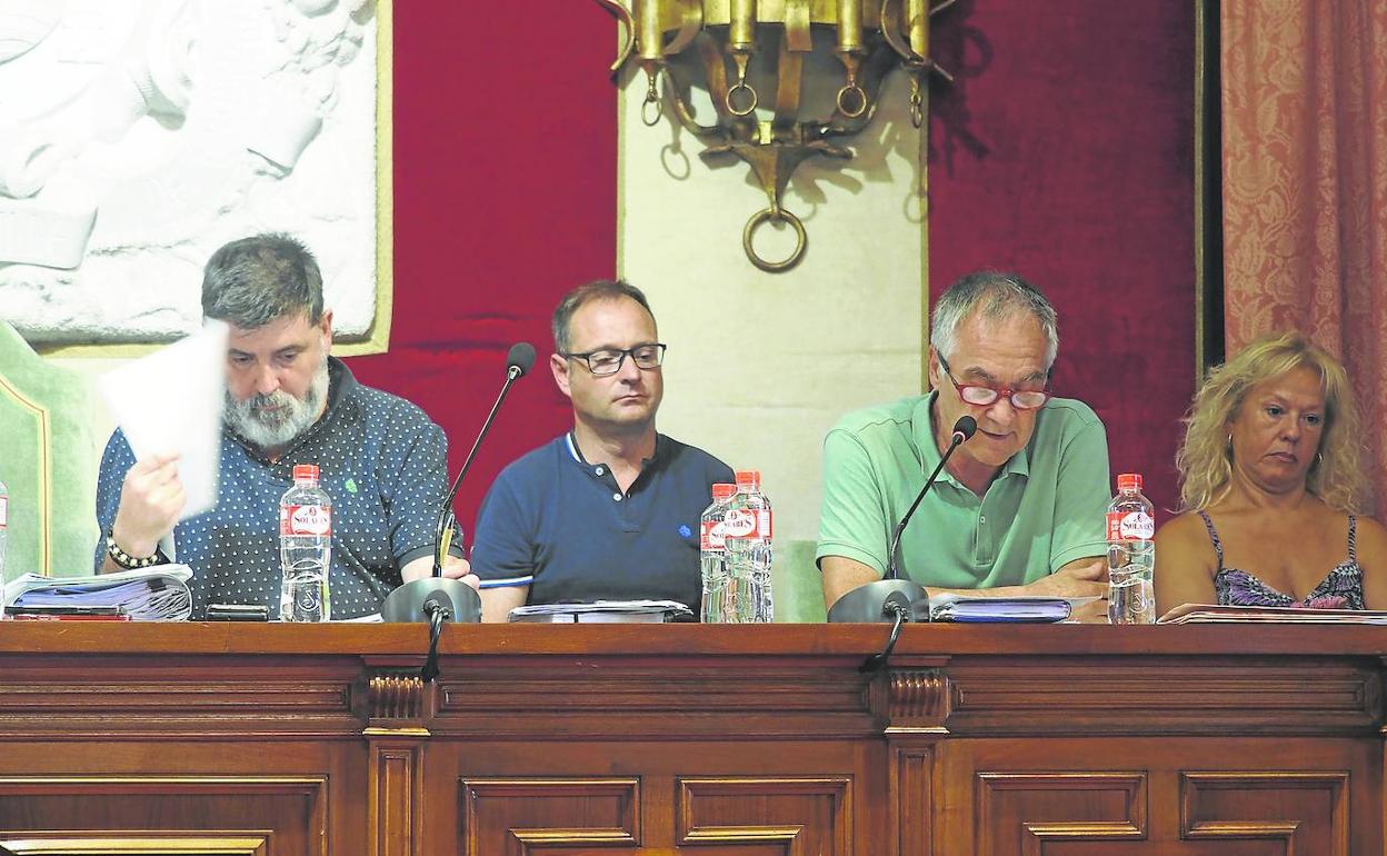 Héctor Lavín, primero por la izquierda, junto a los ediles regionalistas durante el pleno del pasado miércoles