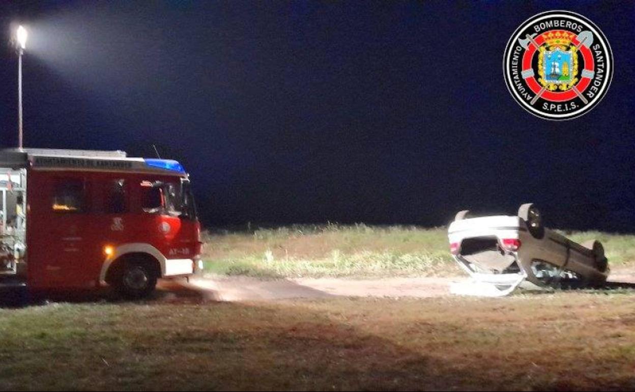 Aparece un coche volcado y sin ocupantes cerca de la playa de la Arnía