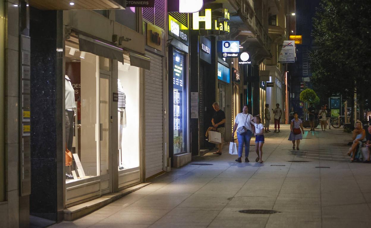 Rebeldes. Fueron numerosos los comercios que no apagaron los escaparates tras la entrada en vigor el decreto. 