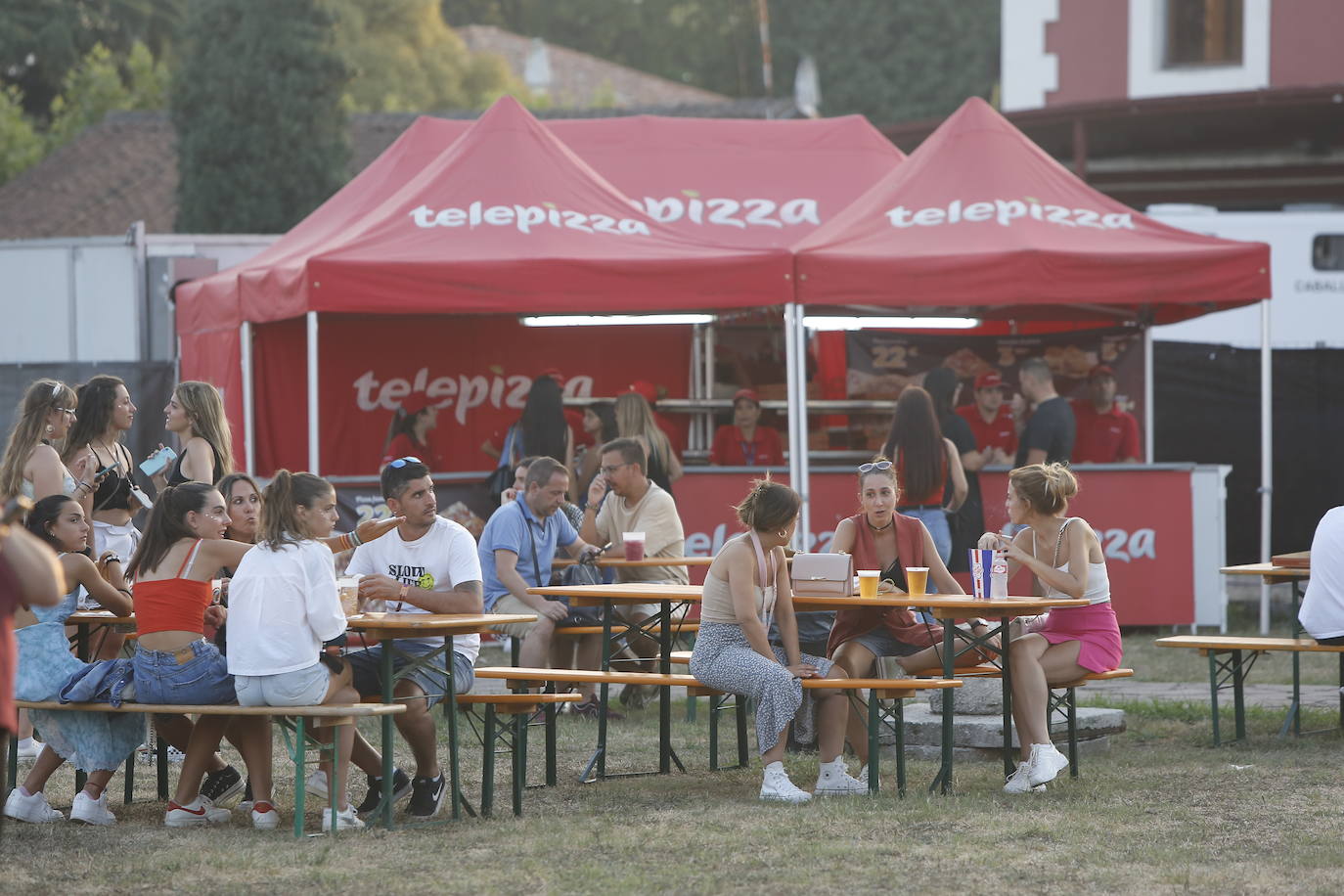 Las mejores imágenes de los artistas que este jueves protagonizaron la primera jornada del festival Vive la Feria de Torrelavega. Omar Montes puso el broche de oro a una noche en la que también pisaron el escenario Robledo, Danny Romero y el grupo Lérica.