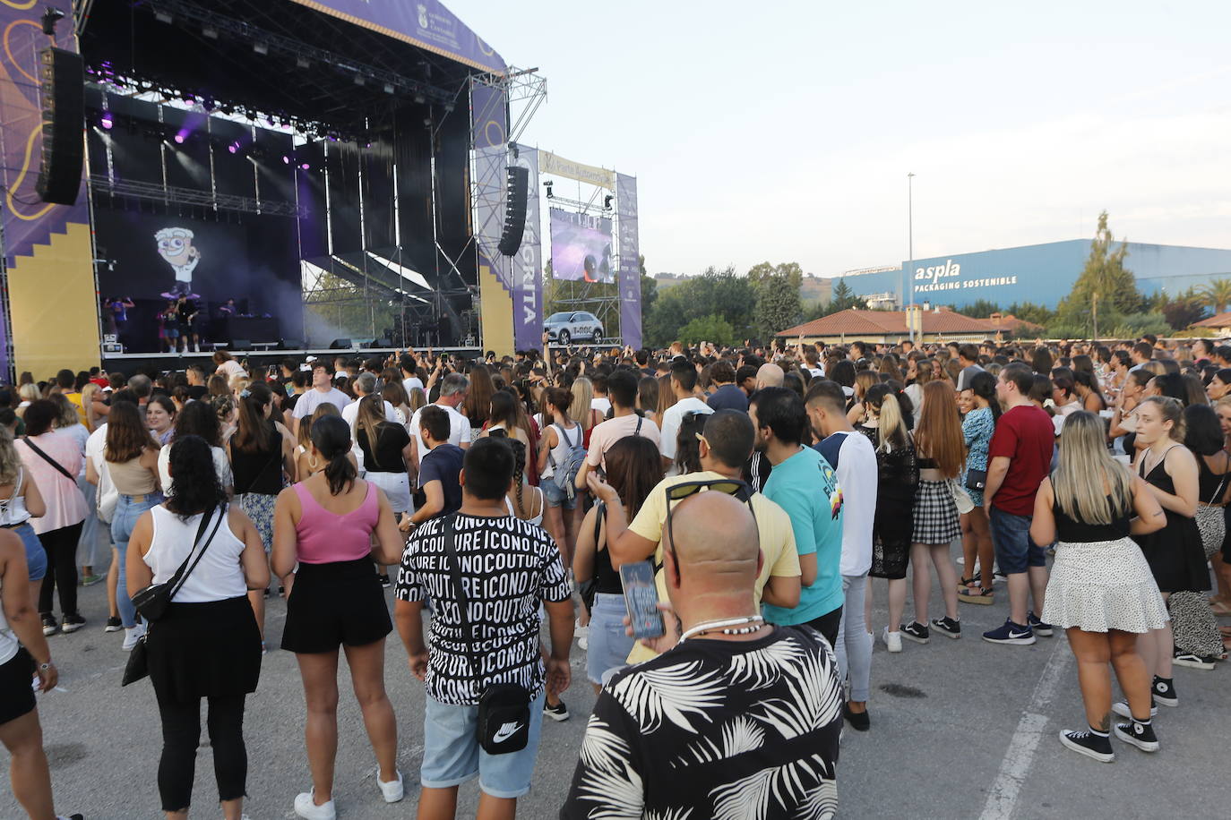 Las mejores imágenes de los artistas que este jueves protagonizaron la primera jornada del festival Vive la Feria de Torrelavega. Omar Montes puso el broche de oro a una noche en la que también pisaron el escenario Robledo, Danny Romero y el grupo Lérica.