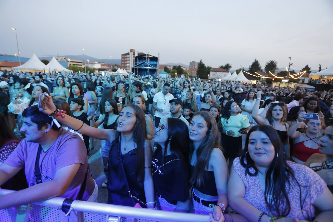 Las mejores imágenes de los artistas que este jueves protagonizaron la primera jornada del festival Vive la Feria de Torrelavega. Omar Montes puso el broche de oro a una noche en la que también pisaron el escenario Robledo, Danny Romero y el grupo Lérica.