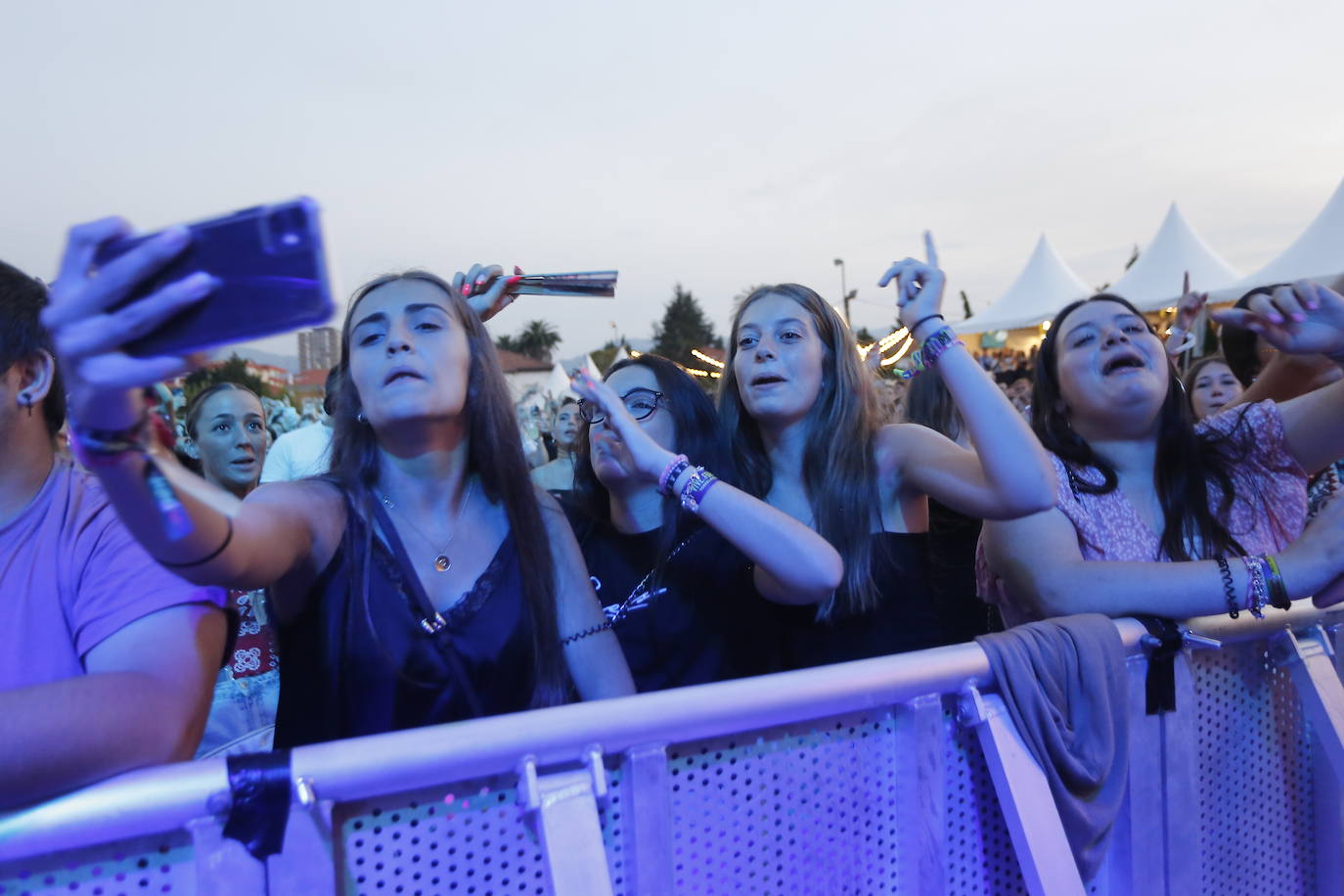 Las mejores imágenes de los artistas que este jueves protagonizaron la primera jornada del festival Vive la Feria de Torrelavega. Omar Montes puso el broche de oro a una noche en la que también pisaron el escenario Robledo, Danny Romero y el grupo Lérica.