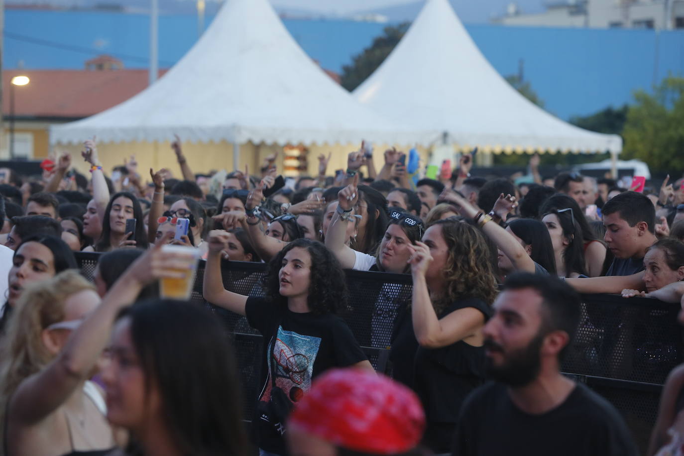 Las mejores imágenes de los artistas que este jueves protagonizaron la primera jornada del festival Vive la Feria de Torrelavega. Omar Montes puso el broche de oro a una noche en la que también pisaron el escenario Robledo, Danny Romero y el grupo Lérica.