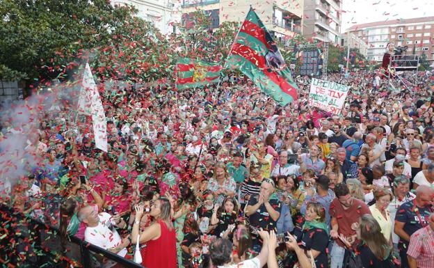 Una lluvia de confeti con los colores de Torrelavega puso punto final al pregón de La Patrona. 