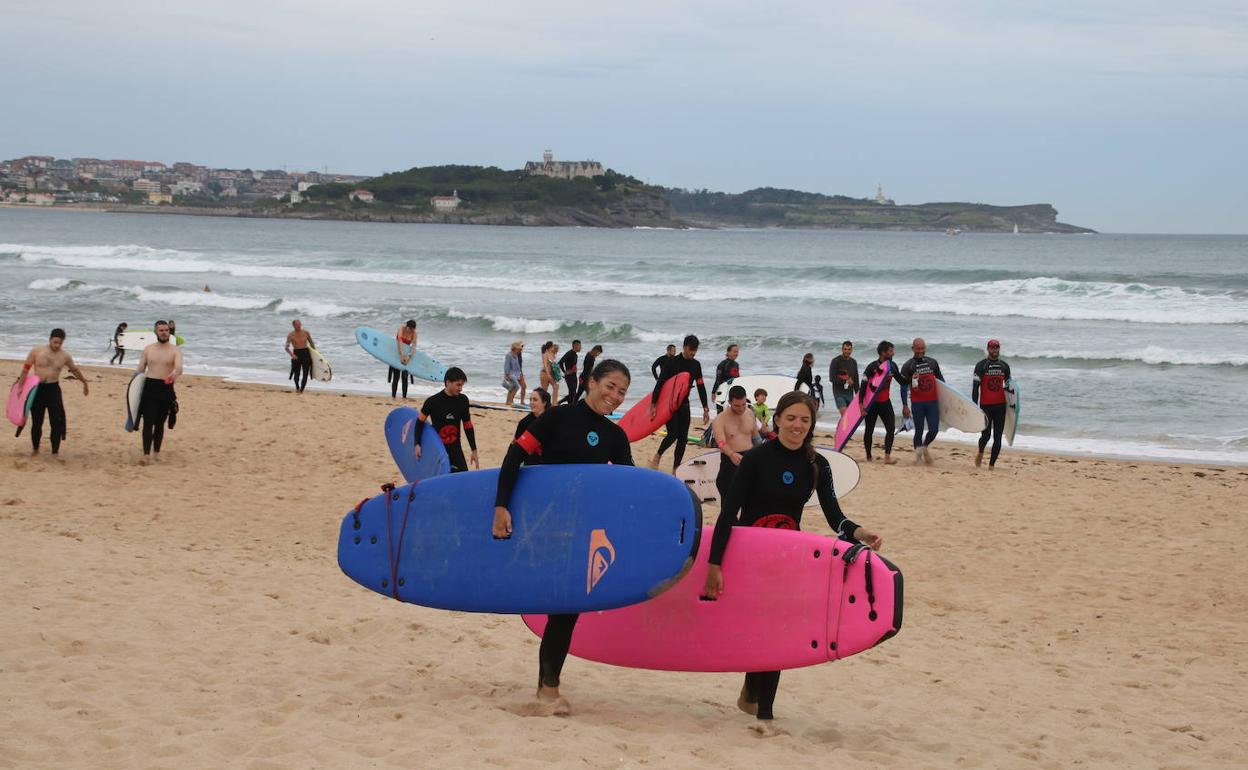 Surfistas en la playa de Somo 