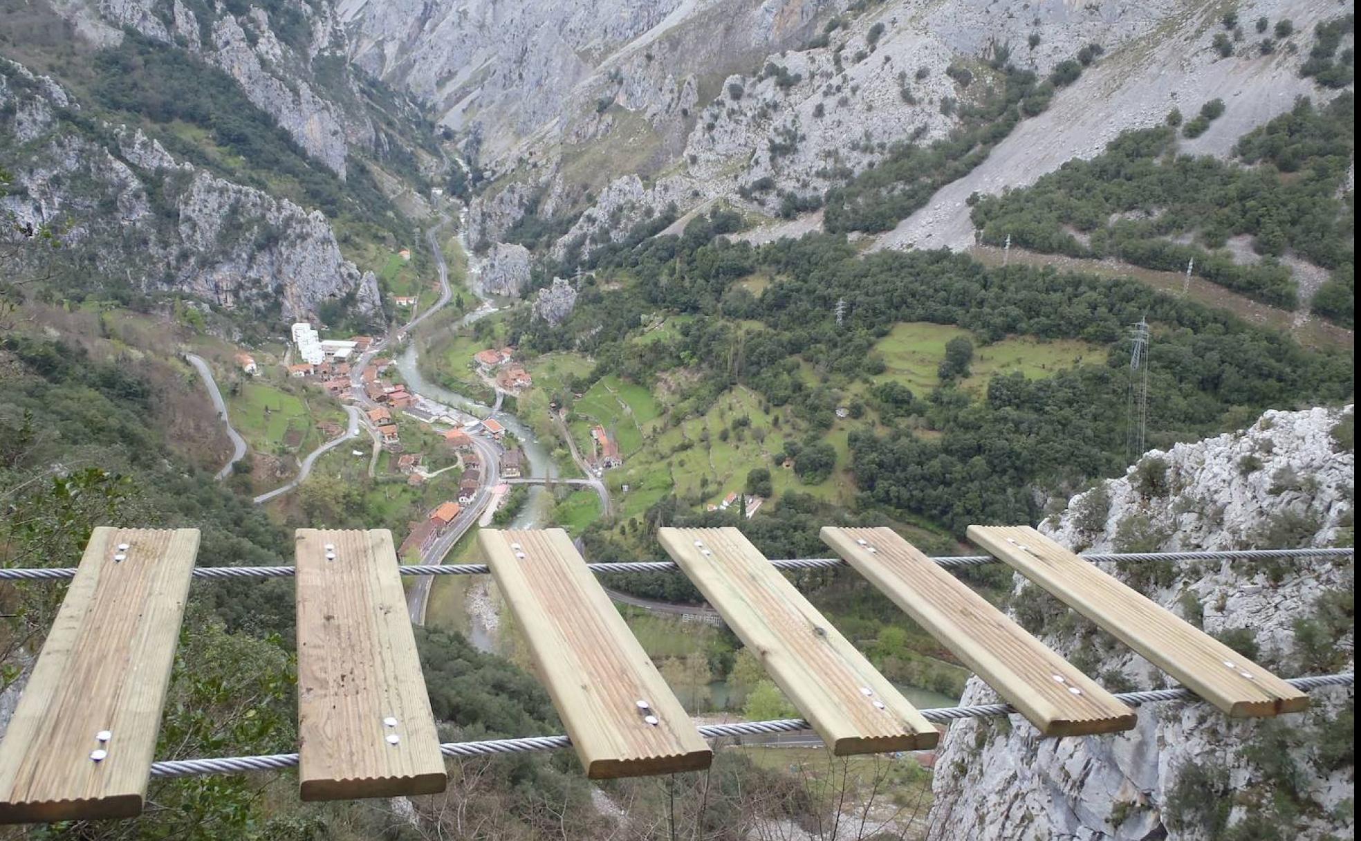 Vía ferrata de La Hermida, que discurre encima del río Deva 