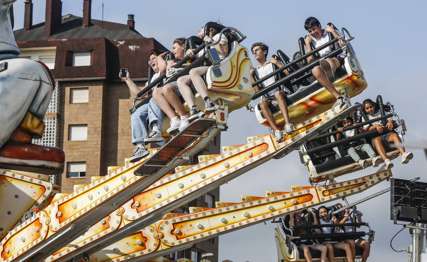 Niños y adolescentes poblaron el recinto ferial en el primer día de las fiestas y disfrutaron con las atracciones. 