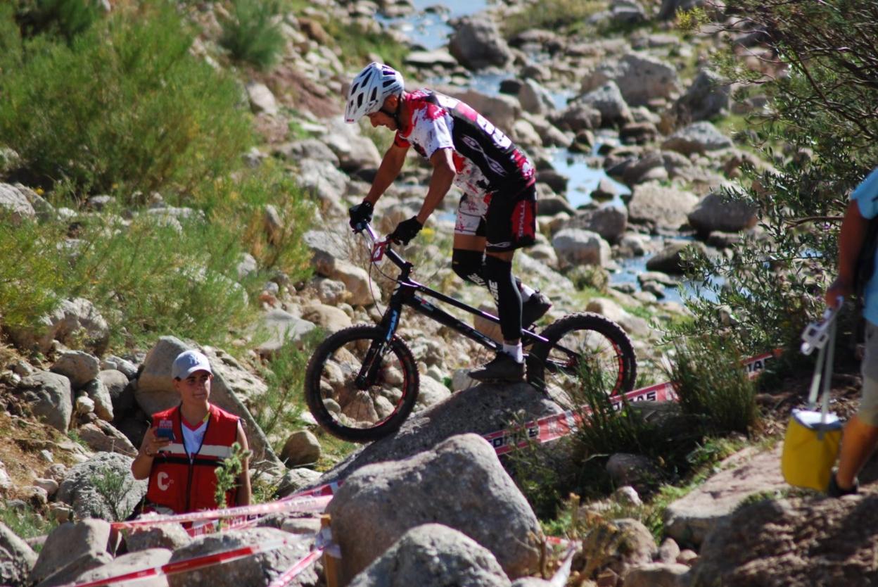 El reinosano Raúl Gutiérrez, con su bicicleta sobre una roca en una de las zonas de ayer en Alto Campoo. 