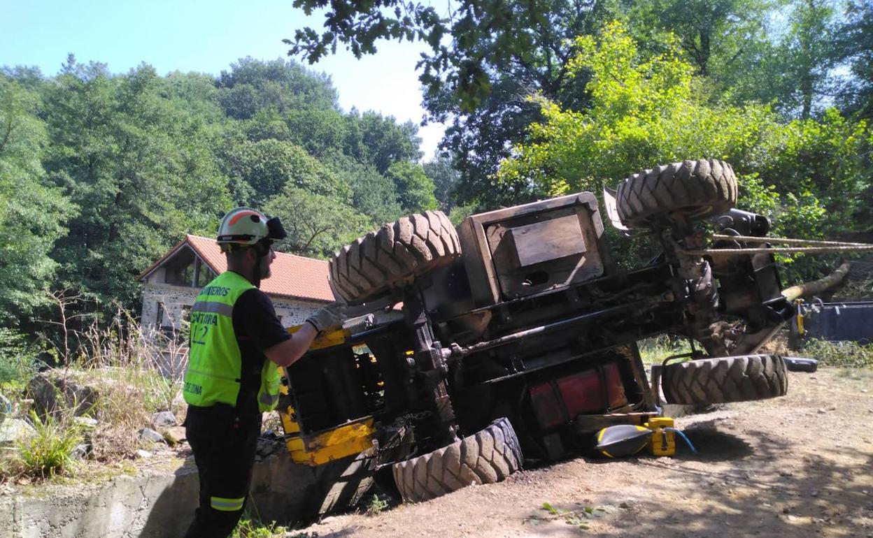 Ayer resultó herido un varón tras volcar una pala elevadora en Los Llanos de Penagos.