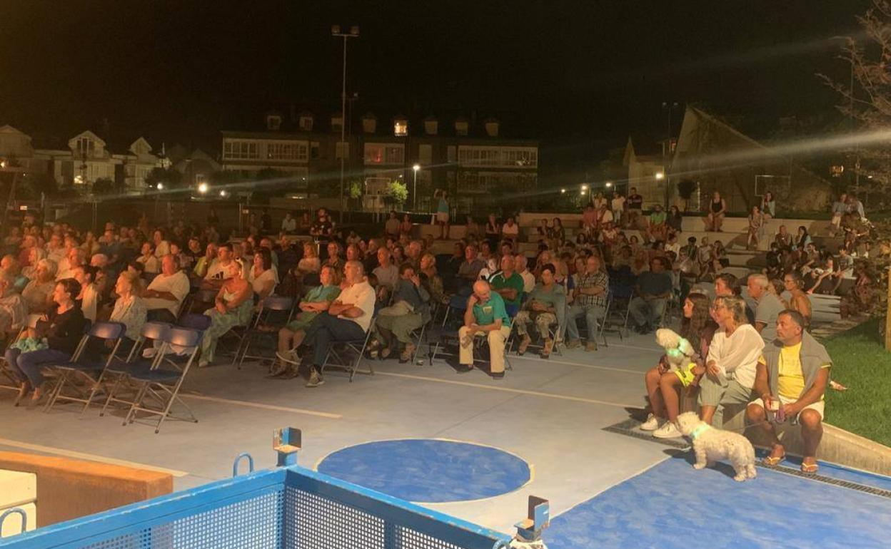 Público asistente este miércoles al espectáculo de bailes regionales que tuvo lugar en el nuevo escenario dela plaza, una de las pocas zonas que ya se han podido estrenar 