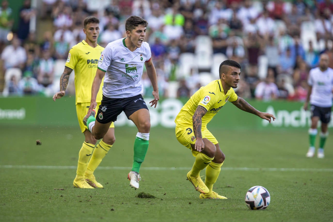 Fotos: El Villarreal castiga al Racing en el tiempo añadido