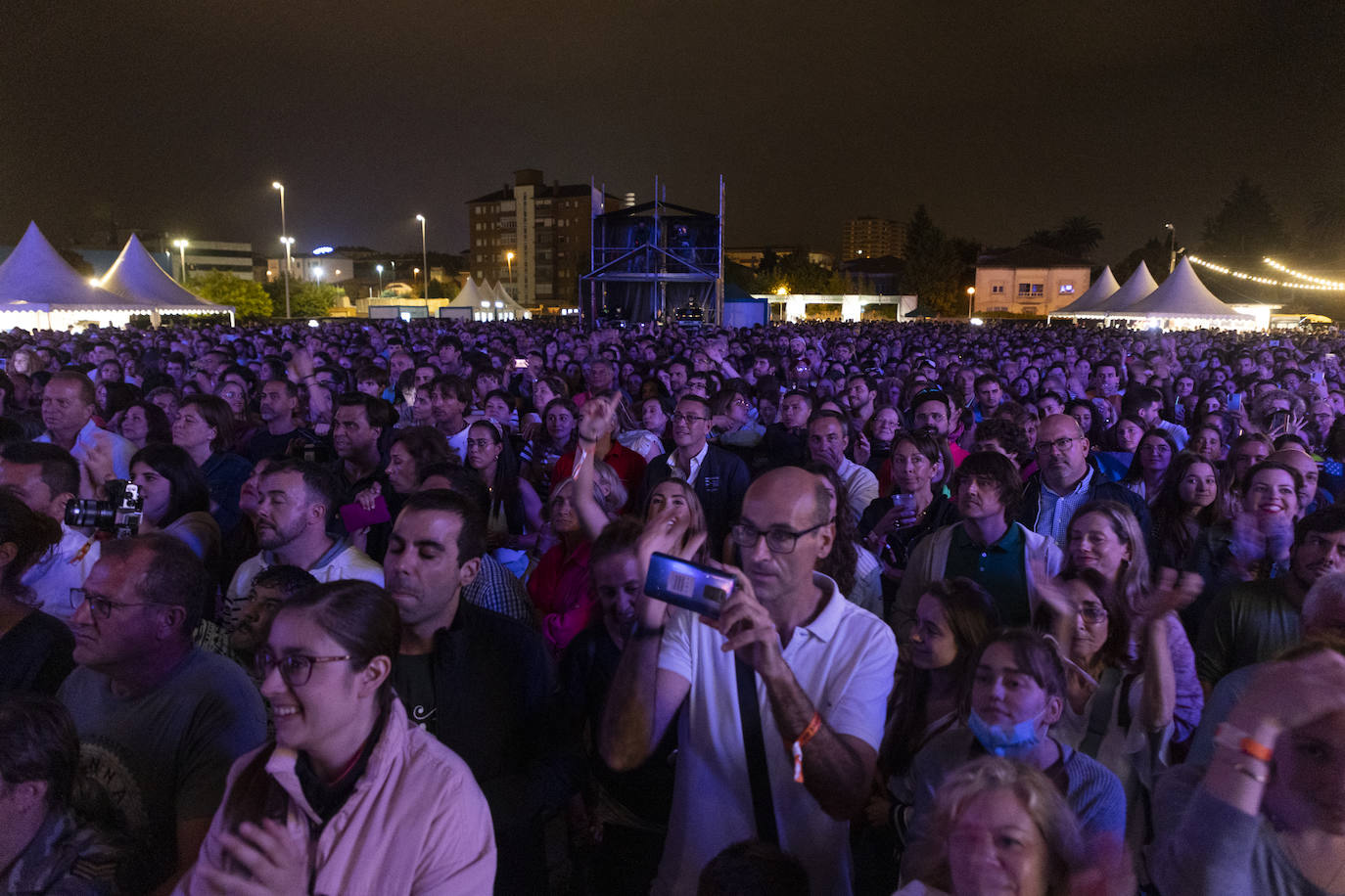 Cerca de ocho mil personas asistieron en La Lechera a los conciertos del sábado, la tercera jornada del festival Vive la Feria.