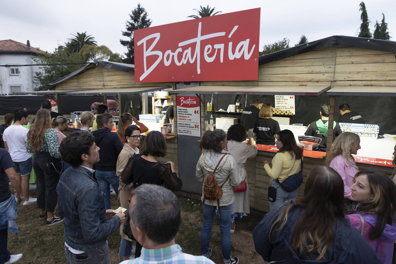 Cerca de ocho mil personas asistieron en La Lechera a los conciertos del sábado, la tercera jornada del festival Vive la Feria.