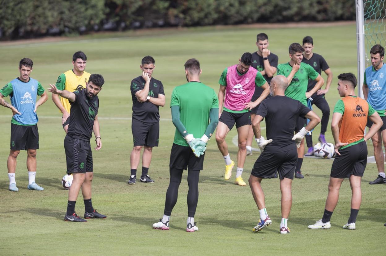 Guillermo Fernández Romo da indicaciones a sus jugadores durante un entrenamiento en las instalaciones Nando Yosu de La Albericia.