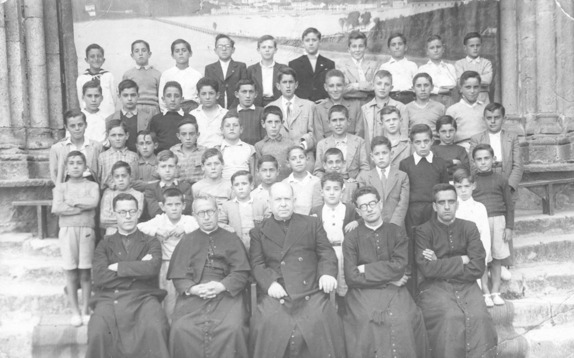 Generaciones. Fotografía antigua de una de las muchas promociones de barquereños que se formaron en el centro de los Clarentianos. 