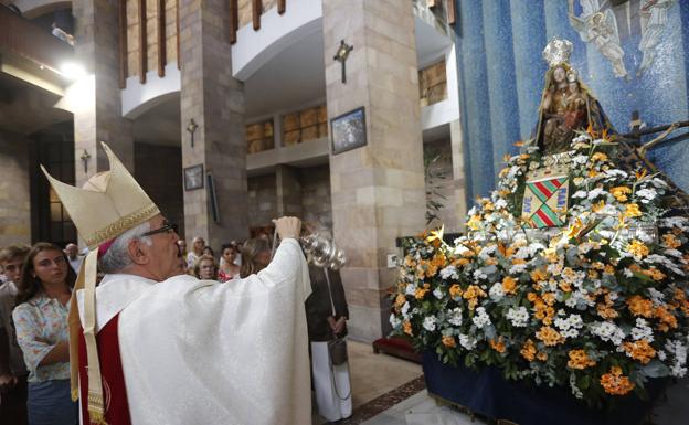 El obispo de Santander bendice la imagen de la Virgen Grande