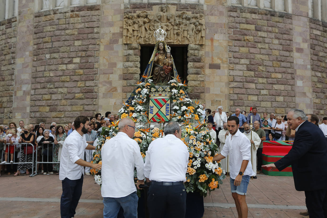 Fotos: Miles de personas siguieron la procesión de la Virgen Grande