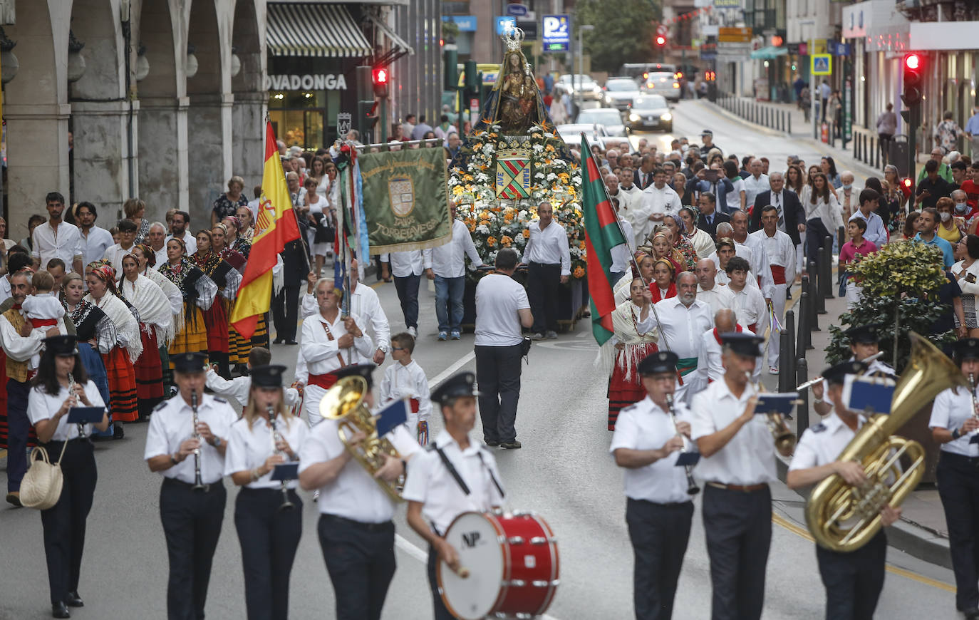 Fotos: Miles de personas siguieron la procesión de la Virgen Grande