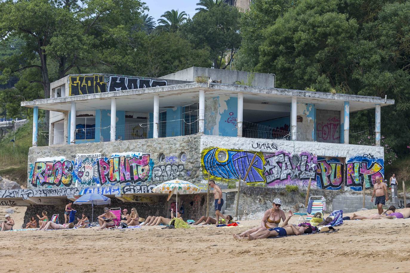 Los Peligros. El edificio de La Horadada es la peor estampa de las playas.