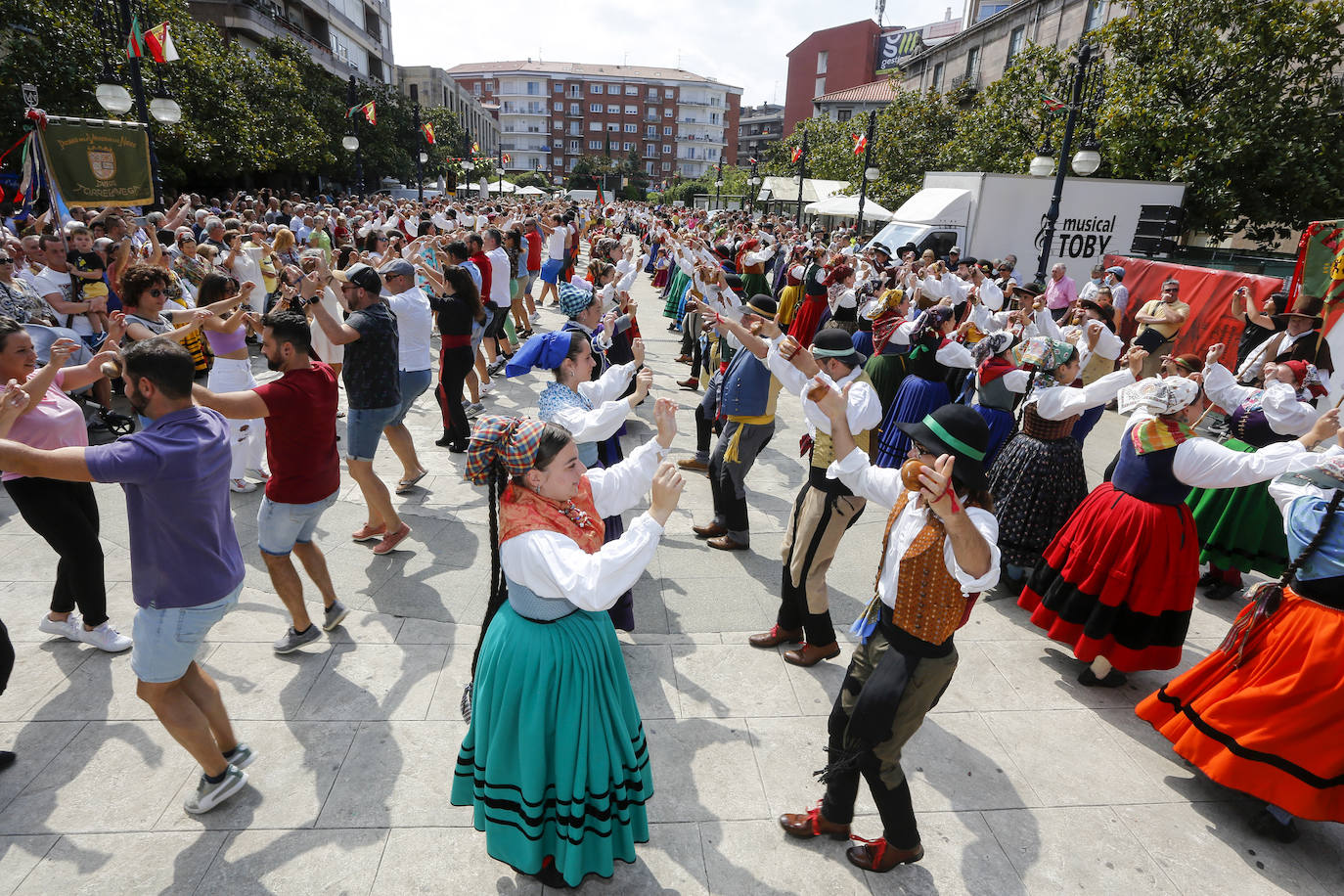 Fotos: El folclore reina en el día grande de las fiestas