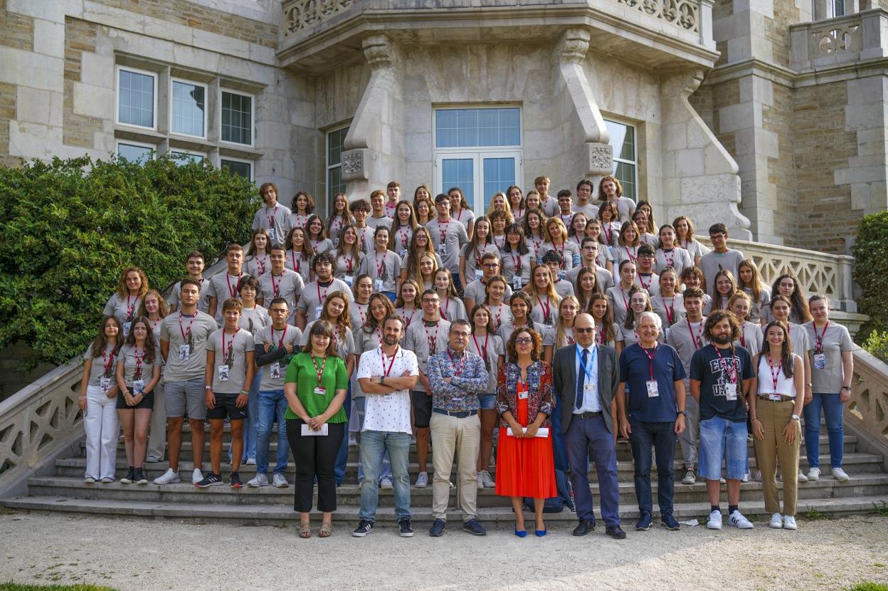 Los ochenta estudiantes con mejores expedientes académicos preuniversitarios posaron en el exterior del Palacio de la Magdalena.