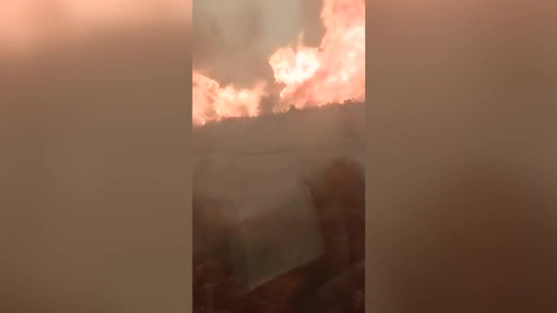 El incendio que abrasa Bejís (Castellón) avanza sin control