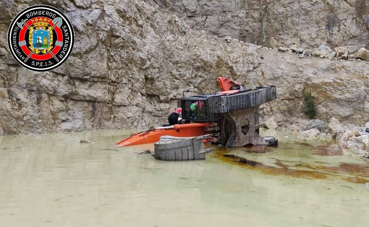 La pala excavadora en la que quedó atrapado el operario.