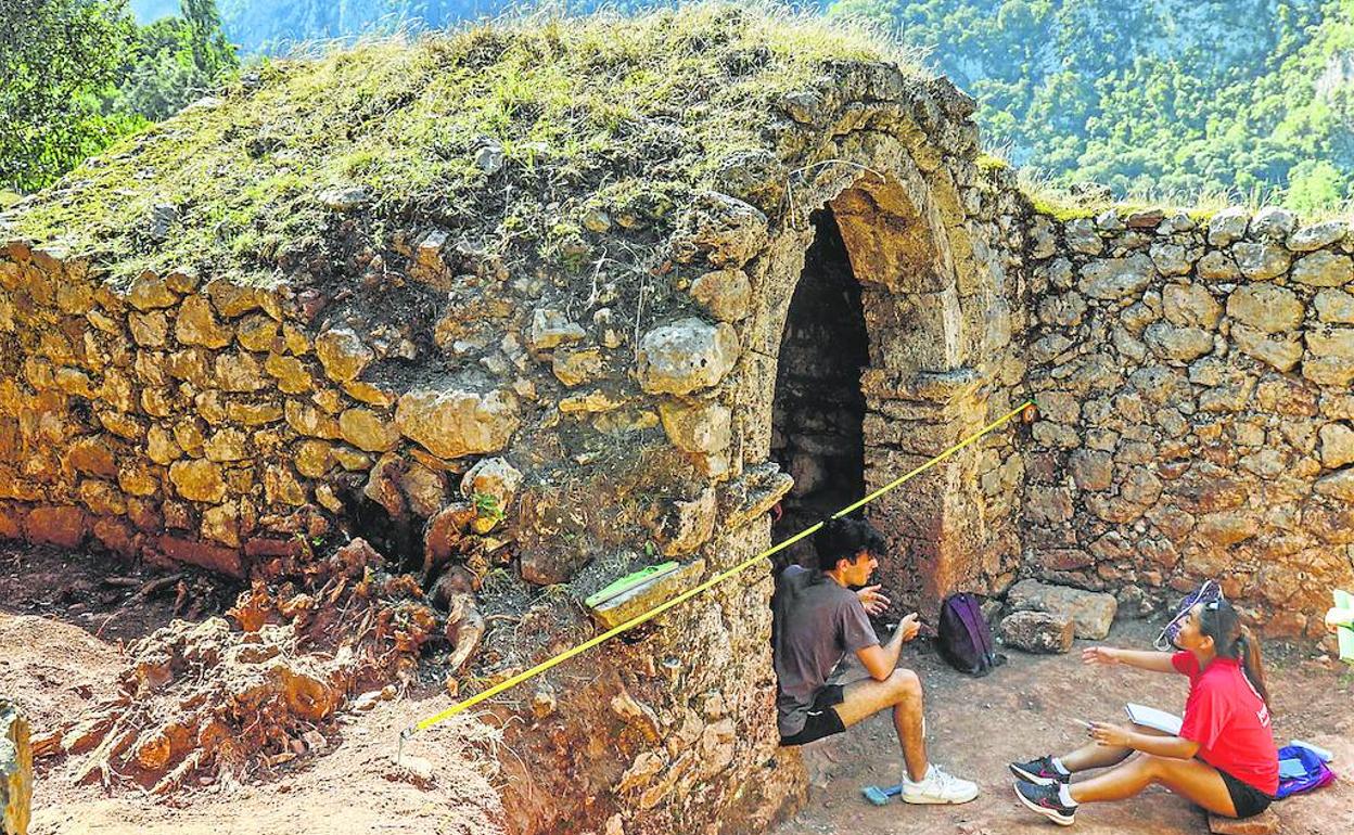 El grupo de participantes en el campo de trabajo en Peñarrubia junto a la ermita. 