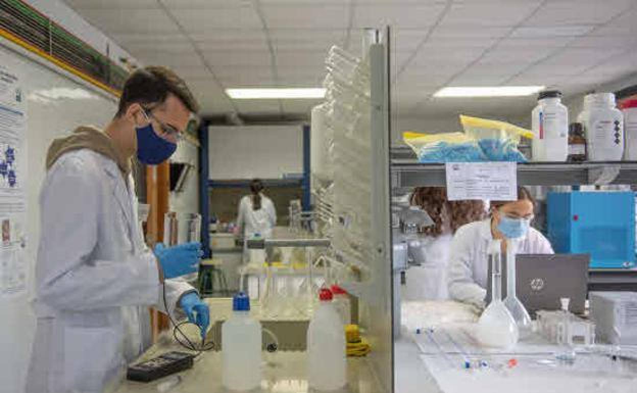 Laboratorio del departamento de Ingenierías Quimica y Biomolecular en el campus de la Universidad de Cantabria (UC) 