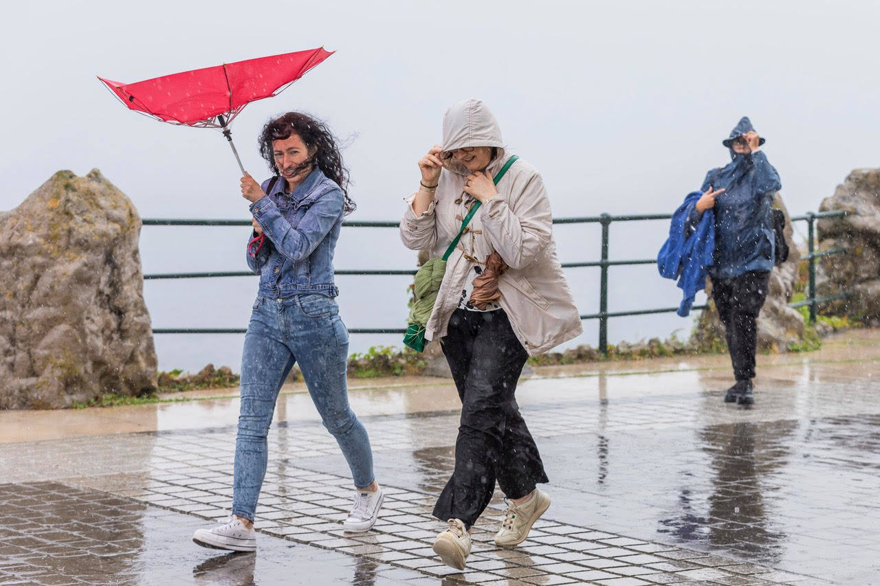 Fotos: Viandante bajo la lluvia en Santander, este miércoles