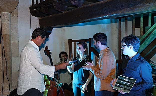 Imagen principal - Entrega de diplomas, público asistente y un momento de la actuación 