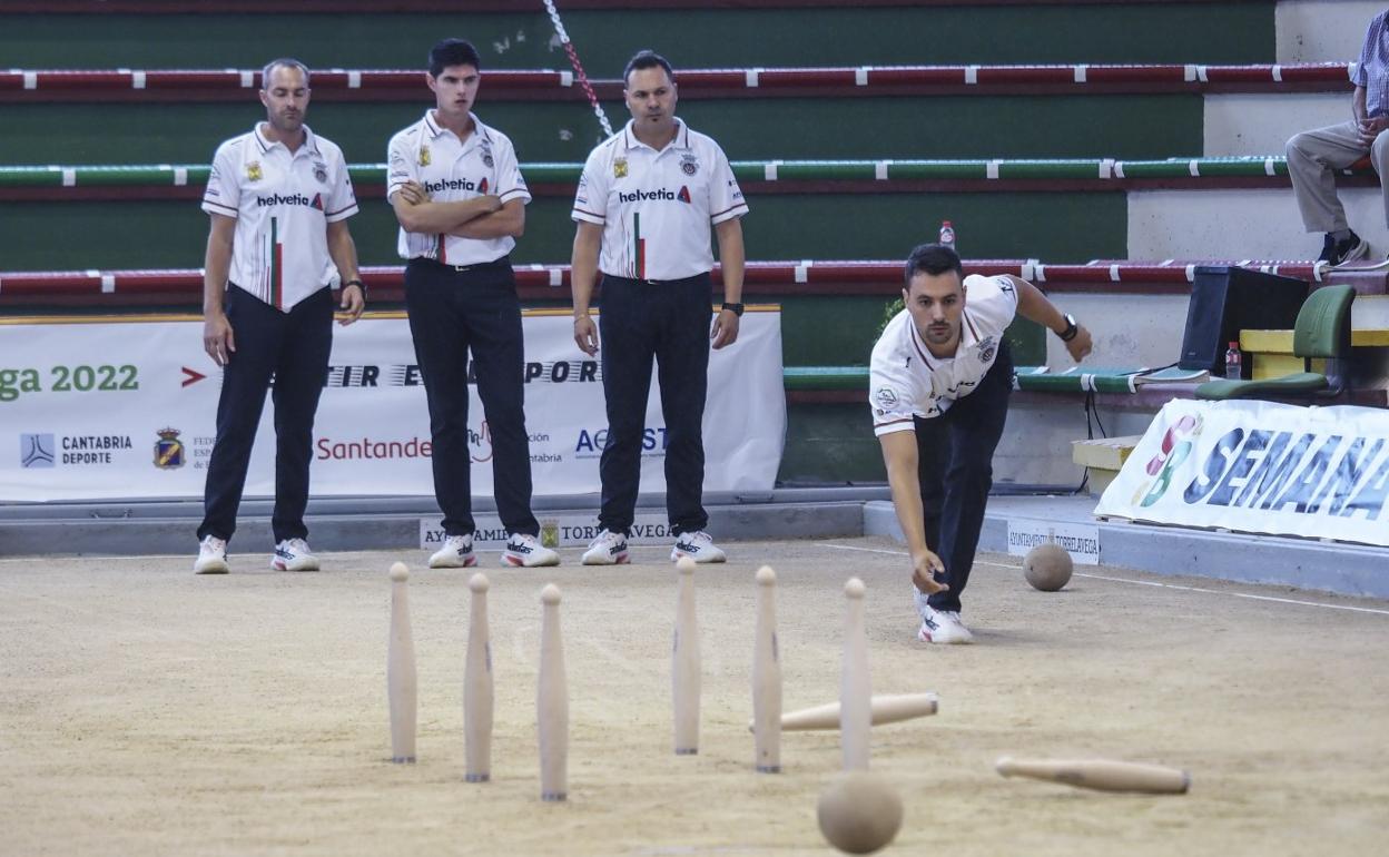 Pablo Fernández birla para Casa Sampedro, con David Penagos, Jairo Arozamena y Alfonso Díaz al fondo.