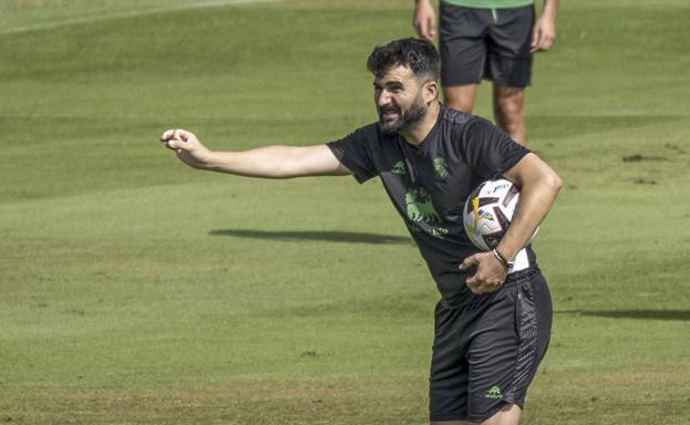 Los procesos. Guillermo Fernández Romo da instrucciones a sus jugadores en una sesión de trabajo en La Albericia.